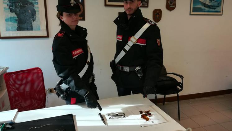 I carabinieri con il materiale sequestrato