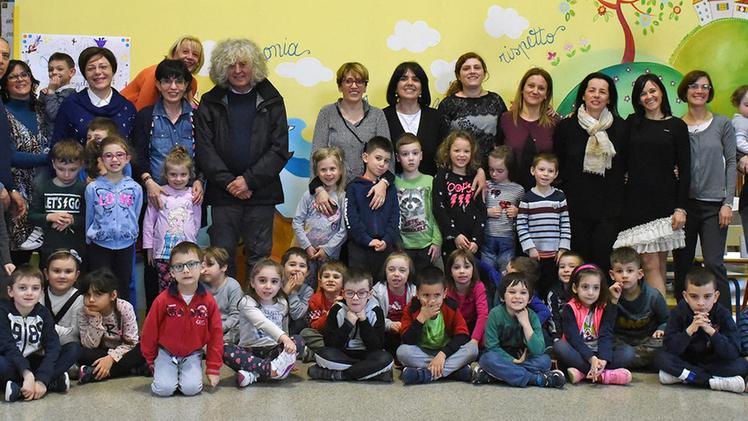 Angelo Branduardi con i bambini e le insegnanti della scuola d’infanzia di San Vito di Cerea DIENNEFOTO