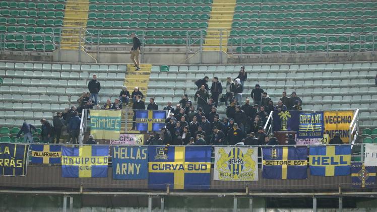 I tifosi dell’Hellas sugli spalti dello stadio di Palermo durante la partita di lunedì sera tra i gialloblù di Grosso e i rosanero siciliani FOTO  EXPRESS