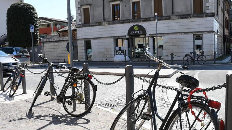 Biciclette legate alla rotatoria di via Messedaglia FOTO PECORA