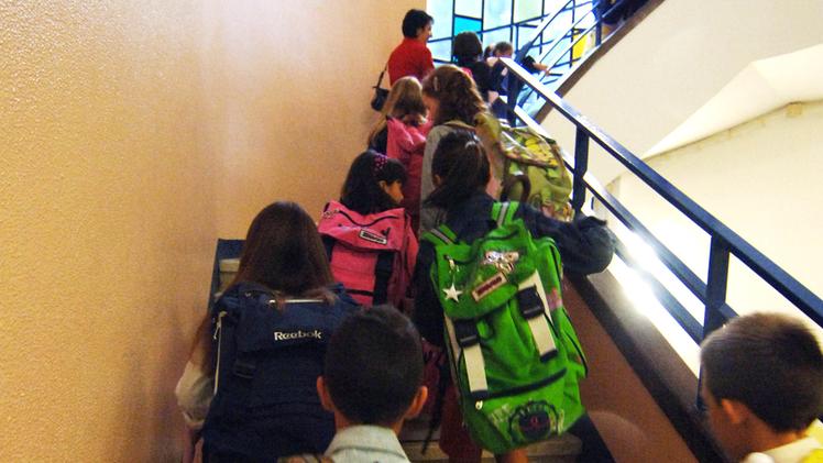 Bambini a scuola, in una foto d'archivio