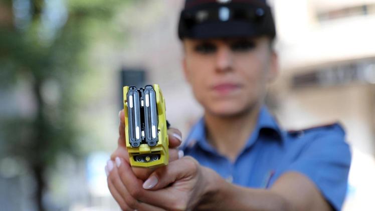 Un Taser, comunemente definito pistola elettrica, il ministro Salvini annuncia che da giugno lo avranno tutte le forze dell’ordine