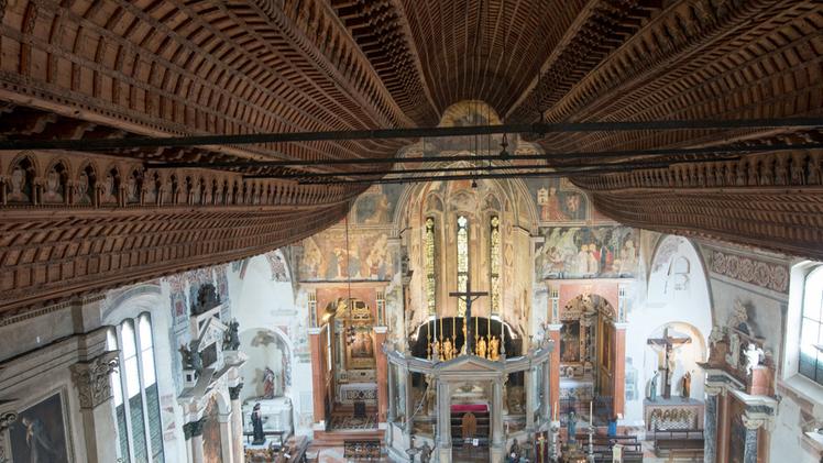 Il soffitto ligneo della chiesa di San Fermo recentemente ristrutturato
