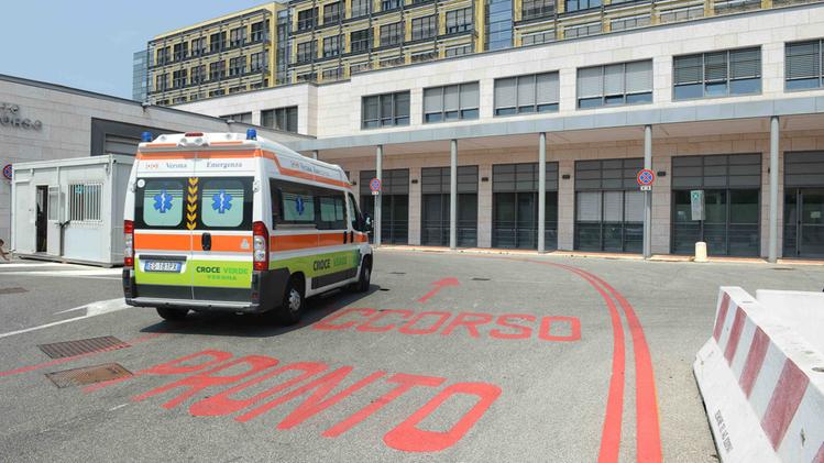 Un'ambulanza arriva al Pronto soccorso (foto archivio)