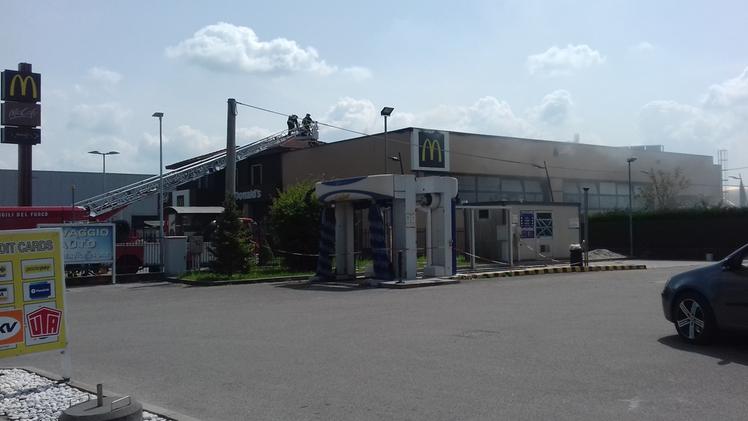 L'incendio al McDonald's di Parona (foto Ugolini)