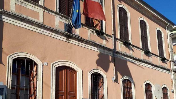 Il sindaco Lucio BuzziIl municipio di Povegliano: il Comune è in causa per una consulenza