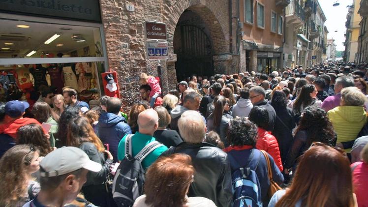 Turisti all'ingresso della Casa di Giulietta a Pasqua