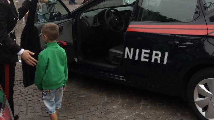 Un bimbo vicino a un'auto dei carabinieri (Archivio)