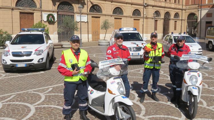Gli ex carabinieri con gli scooter per la vigilanza notturna FOTO AMATO