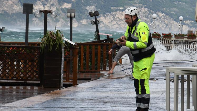Il sindaco Stefano Nicotra mentre controlla la situazione sul lungolago di Torri FOTO PECORA