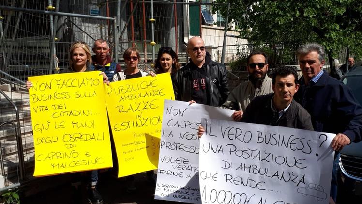 La protesta di una decina di dipendenti dell’Ulss davanti al palazzo della sanità a Verona