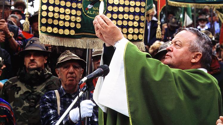 Don Rino Massella celebra la messa alla Colonna Mozza sulla vetta dell’Ortigara
