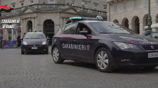 Due auto dei Carabinieri in azione a Verona durante la maxi operazione contro mafia e riciclaggio che ha portato all’arresto di 19 persone 