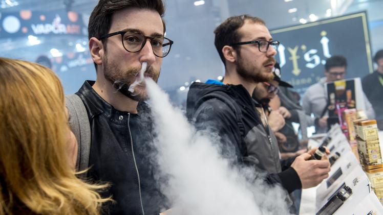 Una giovane appassionata del «vaping» ieri in FieraMatteo Salvini, ministro dell’Interno e leader della Lega, e il consueto «rito» dei selfie FOTO MARCHIORIIl mercato delle sigarette elettroniche ha 1,5 milioni di consumatori