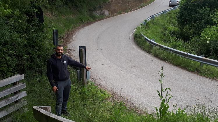 Massimo Mecenero indica il punto dove il tracciato del bike park attraversa la provinciale 17/C