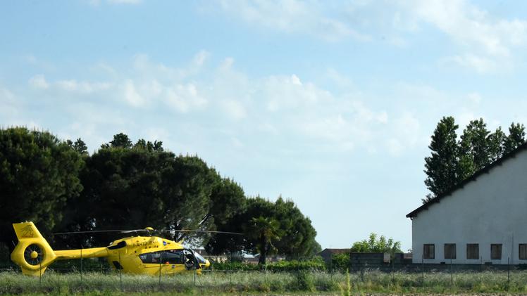 L’elicottero del Suem 118 accanto alla stalla in cui è accaduto l’incidente DIENNEFOTO