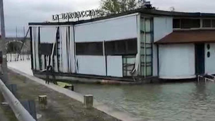 Peschiera: il ristorante che si è staccato dall’attracco ed ha navigato lungo il Mincio dopo il maltempo che ha colpito il lago 