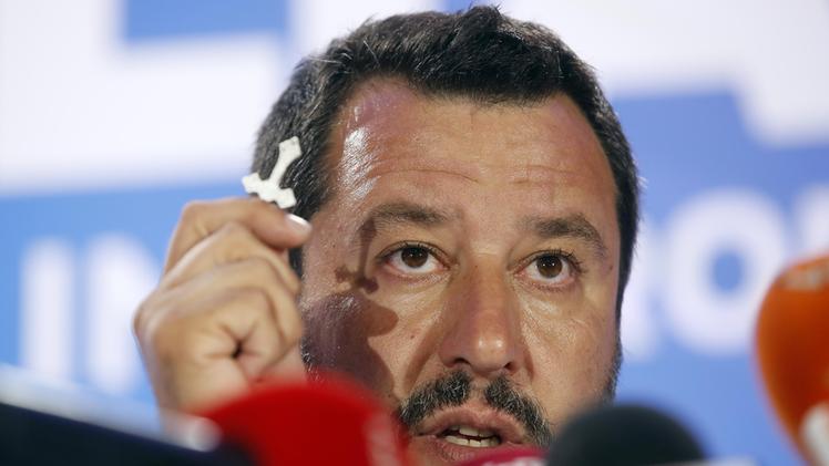 Salvini con il crocefisso durante la conferenza stampa