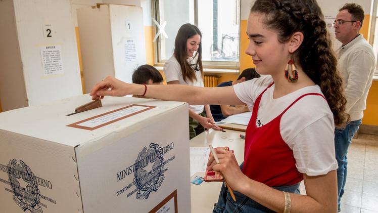 Una giovane elettrice veronese introduce la scheda nell’urna dopo aver votato per le consultazioni europee 2019 FOTOSERVIZIO  EXPRESS