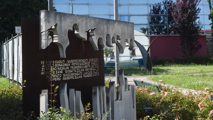 Il monumento ai Caduti dove sventolava il Tricolore