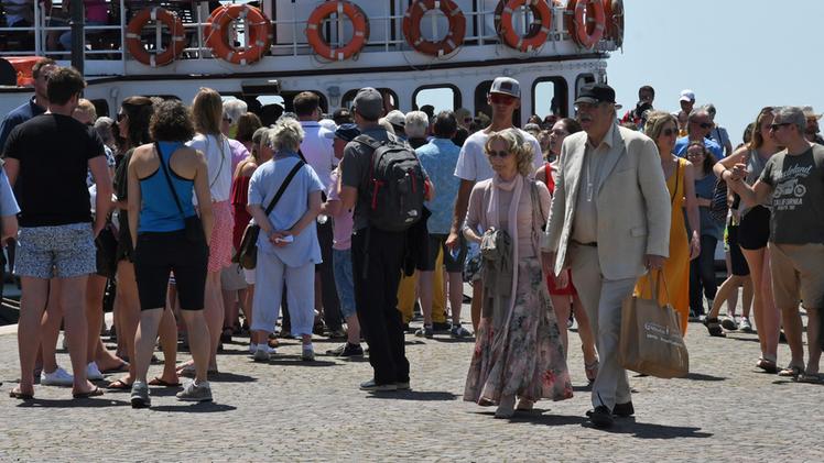 Turisti in attesa dell’imbarco su un battello della Navigarda FOTOSERVIZIO PECORA