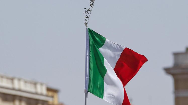 Una bandiera tricolore:  a Sanguinetto ne è stata comprata una in fretta e furia