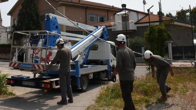 Lavori in corso alla rete elettrica a San Martino di Castel D’Azzano  FOTO PECORA