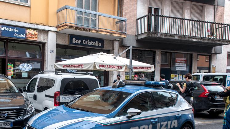 Polizia davanti al bar Cristallo, chiuso l’altro giorno in zona volto San Luca