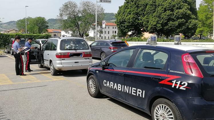 Carabinieri di Soave controllano l'auto dell'arrestato