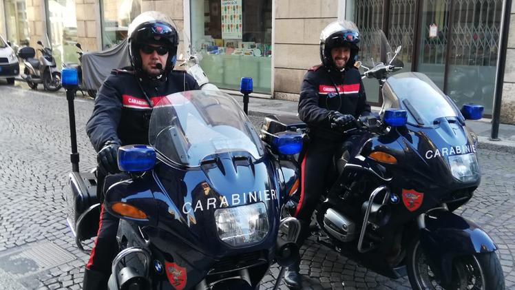Coppia di carabinieri in moto