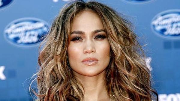 Jennifer Lopez, instancabile cantante, attrice e ballerina, nonché madre di due gemelli, il 24 luglio diventerà una splendida 50enne