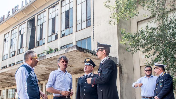 Il sindaco Sboarina, l’assessore Polato e gli agenti durante i controlli all’ex Centrale del latte F. MARCHIORI