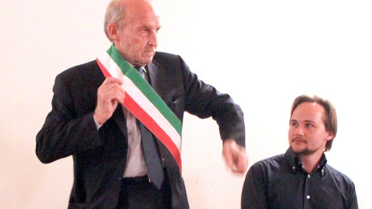 Mario Varalta indossa la fascia tricolore di sindaco FOTO AMATO