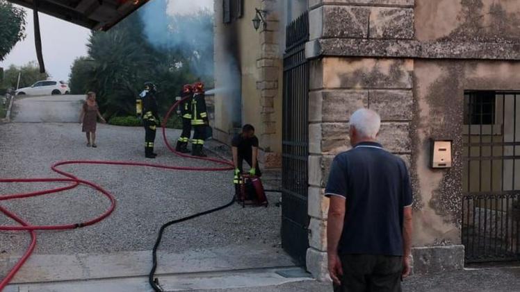 Un vigile del fuoco nella casa in cui è andato tutto distruttoL’edificio in località Cubetta, nella tenuta della famiglia Ferro
