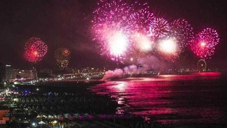 Alle 24 di domani i fuochi d'artificio illumineranno la Riviera romagnola in contemporanea per 110 chilometri