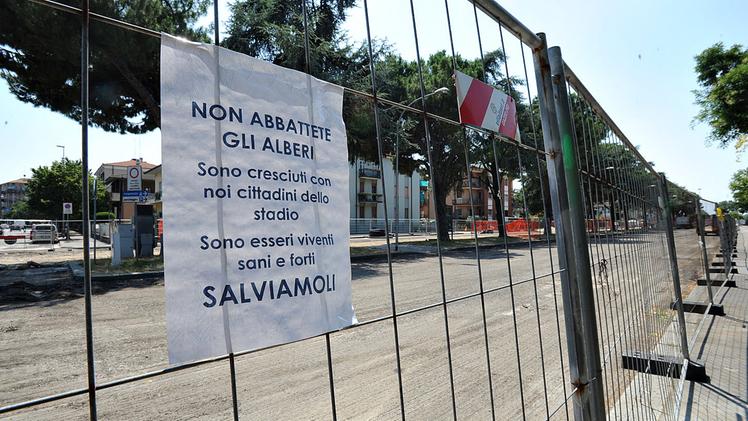 Uno dei cartelli appesi dai residenti alla recinzione del cantiere per realizzare il percorso del filobus in via Fra Giocondo, allo Stadio