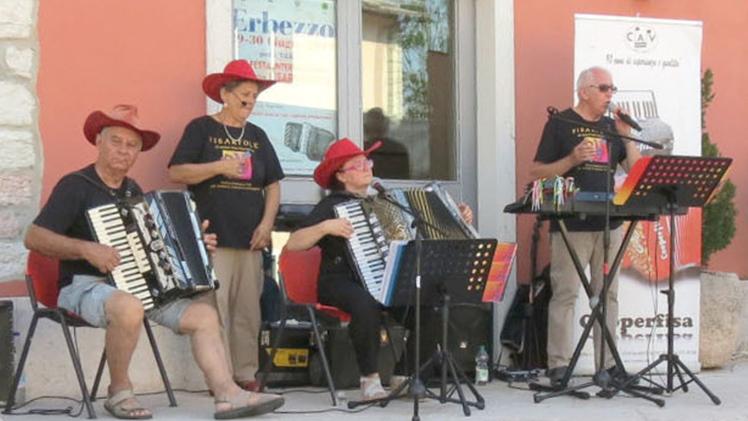 Un gruppo di musicisti alla Festa della fisarmonica FOTO AMATO