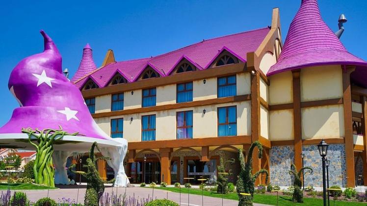 Il Magic Hotel di Gardaland, il parco si appresta a includere la zona giochi acquatici