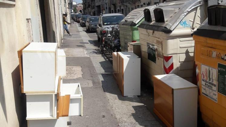 Mobili  abbandonati in strada vicino ai cassonetti in via Trezza, a Veronetta