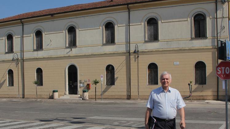 Il sindaco Attilio Dal Cero davanti all’ex scuola media di Montecchia di Crosara