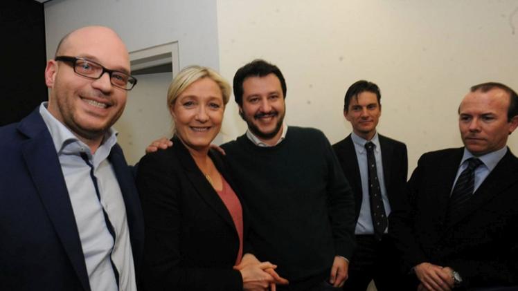 Insieme nel 2016: da sinistra Lorenzo Fontana, Marine Le Pen, Matteo Salvini, un’altra persona e Gianluca Savoini