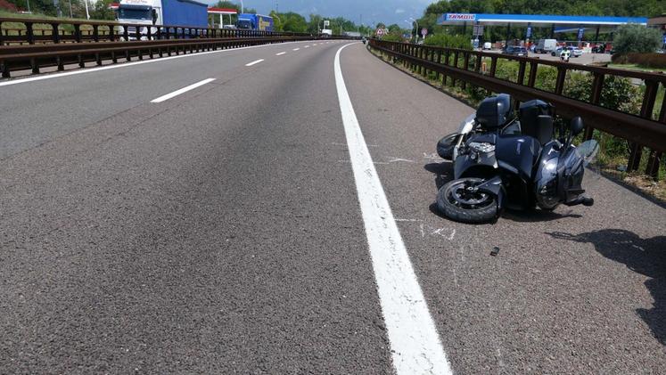 La moto a terra in autostrada