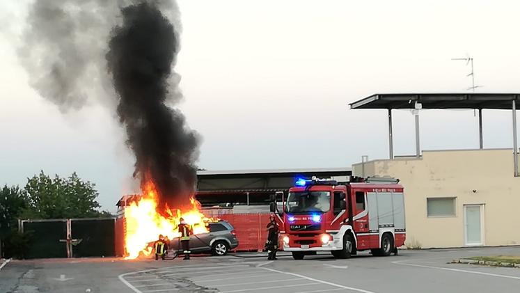 Auto a fuoco nel parcheggio a Sanguinetto (Dienne)