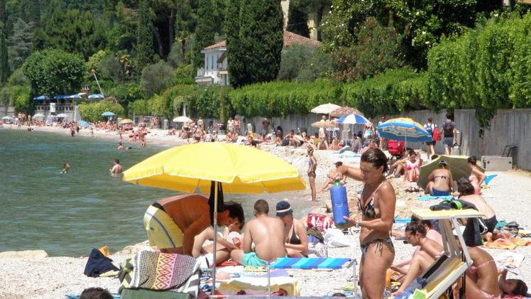 Garda: bagnanti sul lungolago alla spiaggia di Corno FOTO D’ARCHIVIO