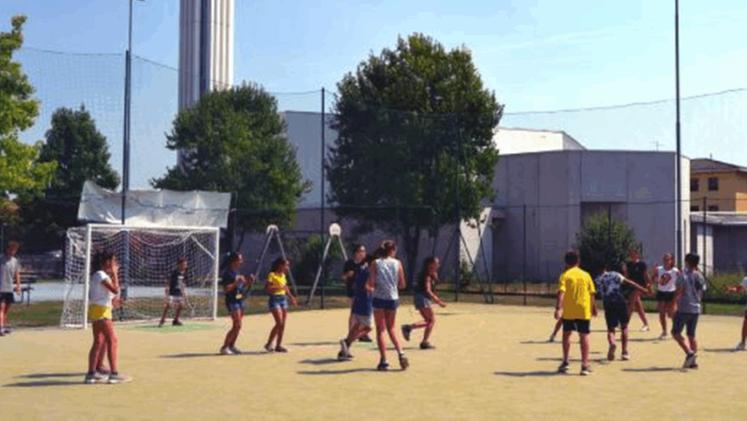 Una accesa sfida a pallone: le iniziative del Grest coinvolgono molti bambini di Balconi