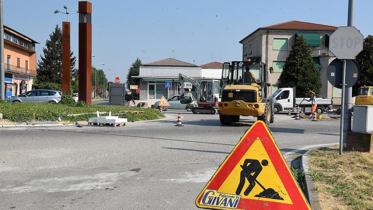 Il cantiere aperto in via Mantova per riasfaltare la strada DIENNEFOTO