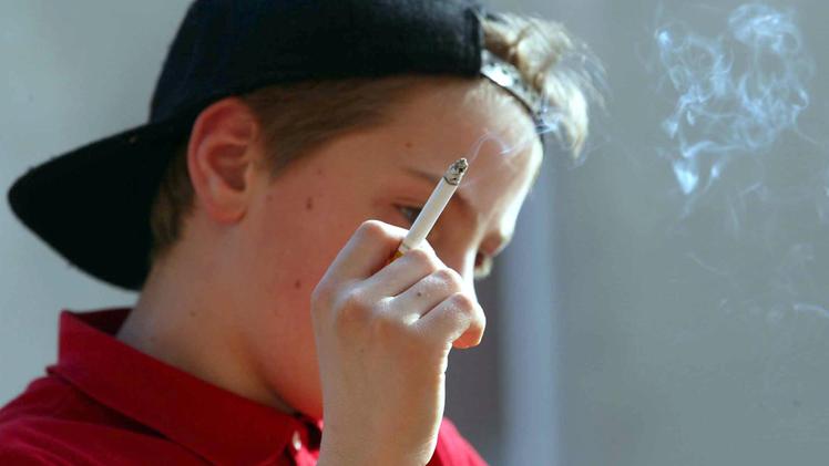 Un bambino che fuma (foto simbolica)