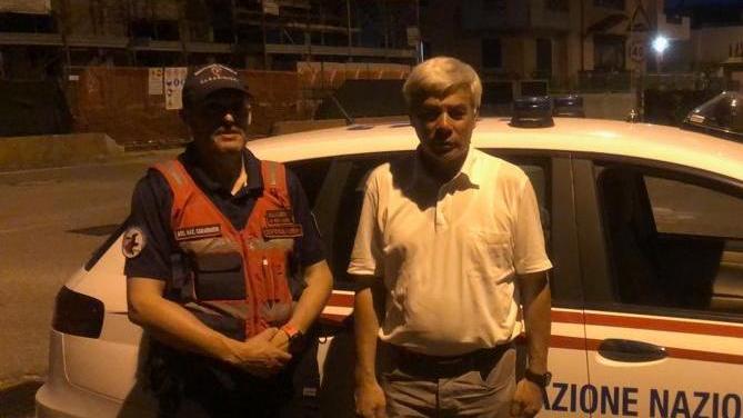Un volontario dei carabinieri in congedo con il sindaco