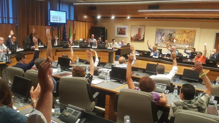 Il Consiglio comunale di Villafranca durante una votazione