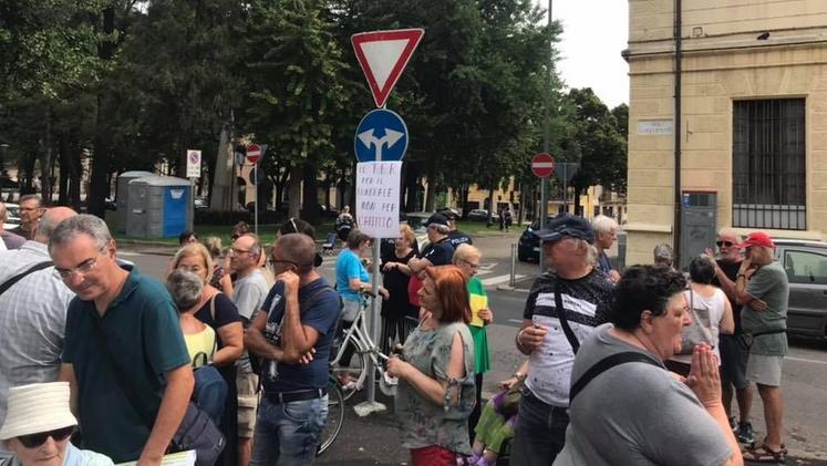 Una foto tratta da Facebook di una protesta in piazza Pozza a Verona davanti alla sede Ater contro l'aumento degli affitti dovuto alla nuova legge regionale
